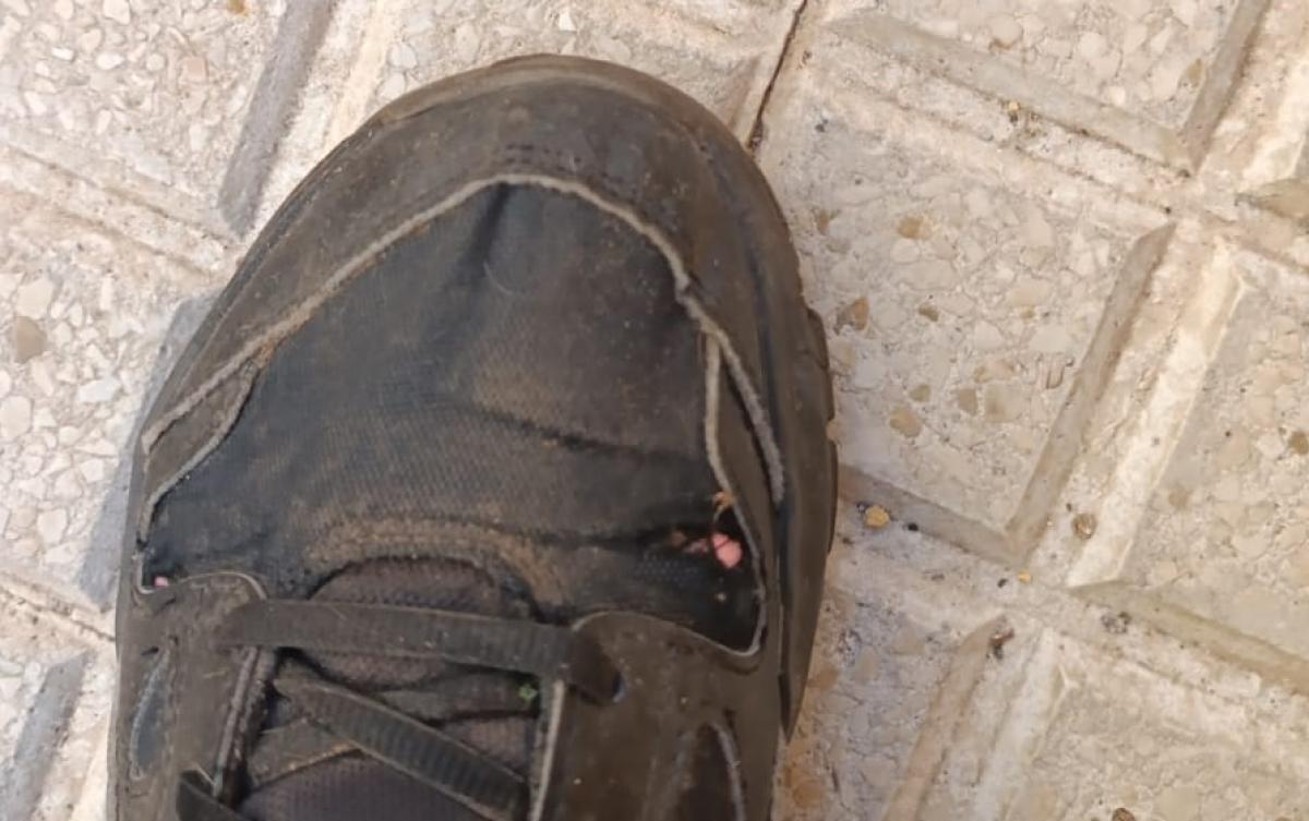 Una trabajadora ha tenido que utilizar estos zapatos rotos porque la empresa no le facilita unos nuevos.