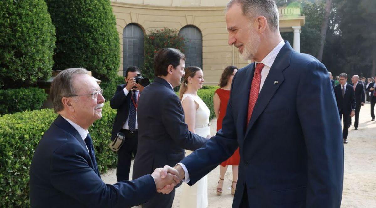 Vivas y Felipe VI.
