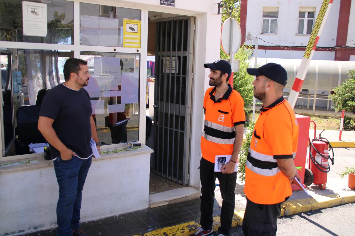 El secretario general de la FSC-CCOO de Ceuta, Emilio J. Postigo, en una visita a un centro de trabajo de Amgevicesa.