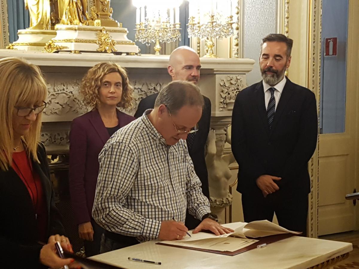 Firma del acuerdo por CCOO (Jos Manuel Vera, secretario general de CCOO en la AGE), detrs, la ministra Meritxel Batet