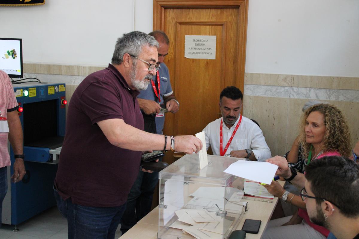 Emilio Postigo ejerce su derecho a voto en las elecciones del personal laboral de la AGE.