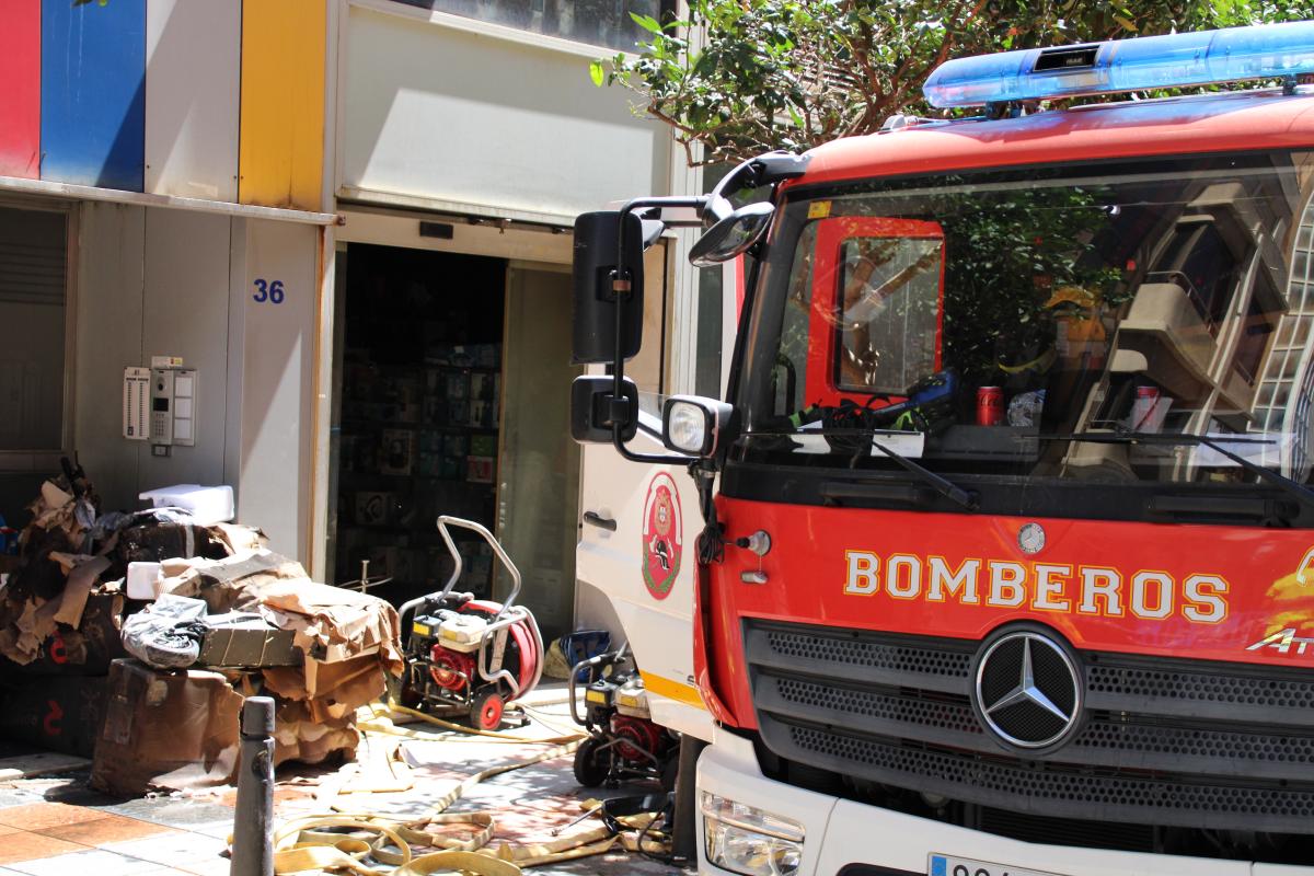 Un vehículo de bomberos, junto al edificio afectado por el incendio.