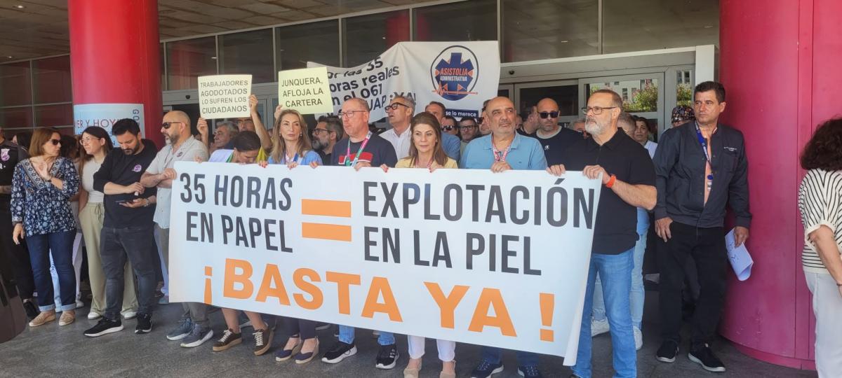 Concentración a las puertas del Hospital Universitario de Ceuta.