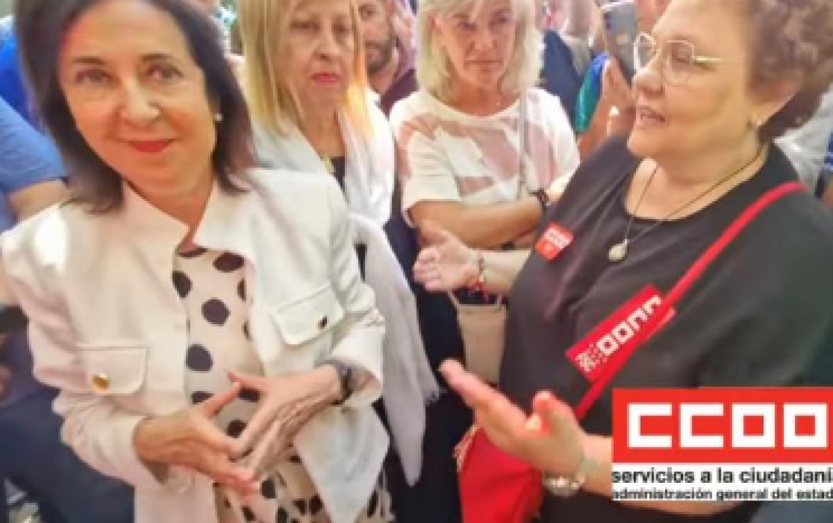 La ministra de Defensa, Margarita Robres, contestando a Patricia Gonzlez Muoz, secretaria general SSE-Defensa, en el improvisado acercamiento de la ministra a la concentracin de ayer 12-06-2025.