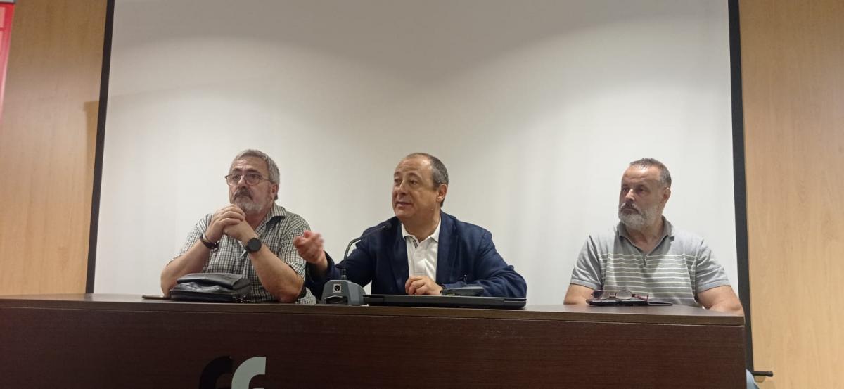 Carlos Bravo, junto a Emilio Postigo y ngel Lara en una foto de archivo de su ltima visita a Ceuta.