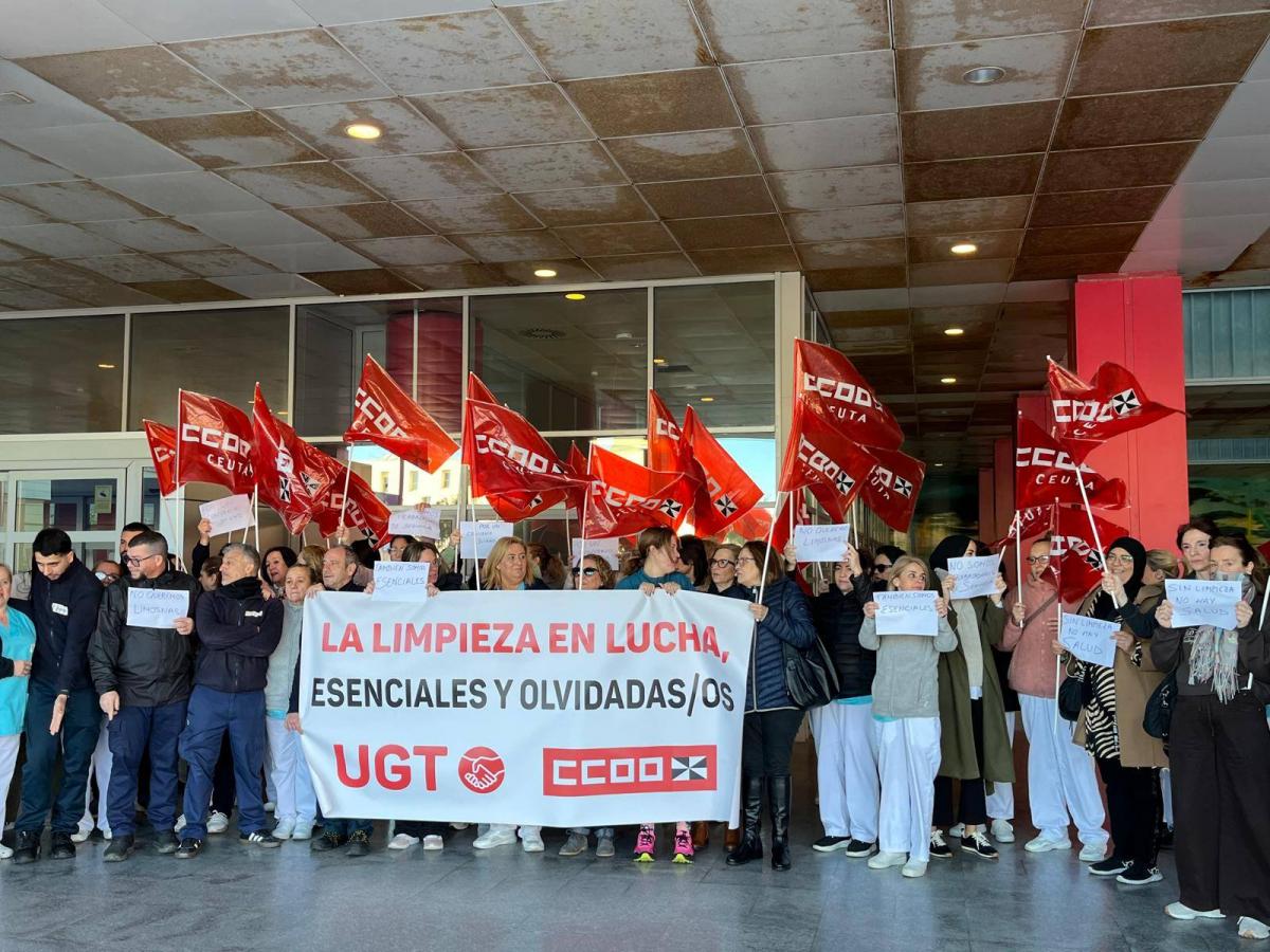 Concentración a las puertas del Hospital Universitario de Ceuta.